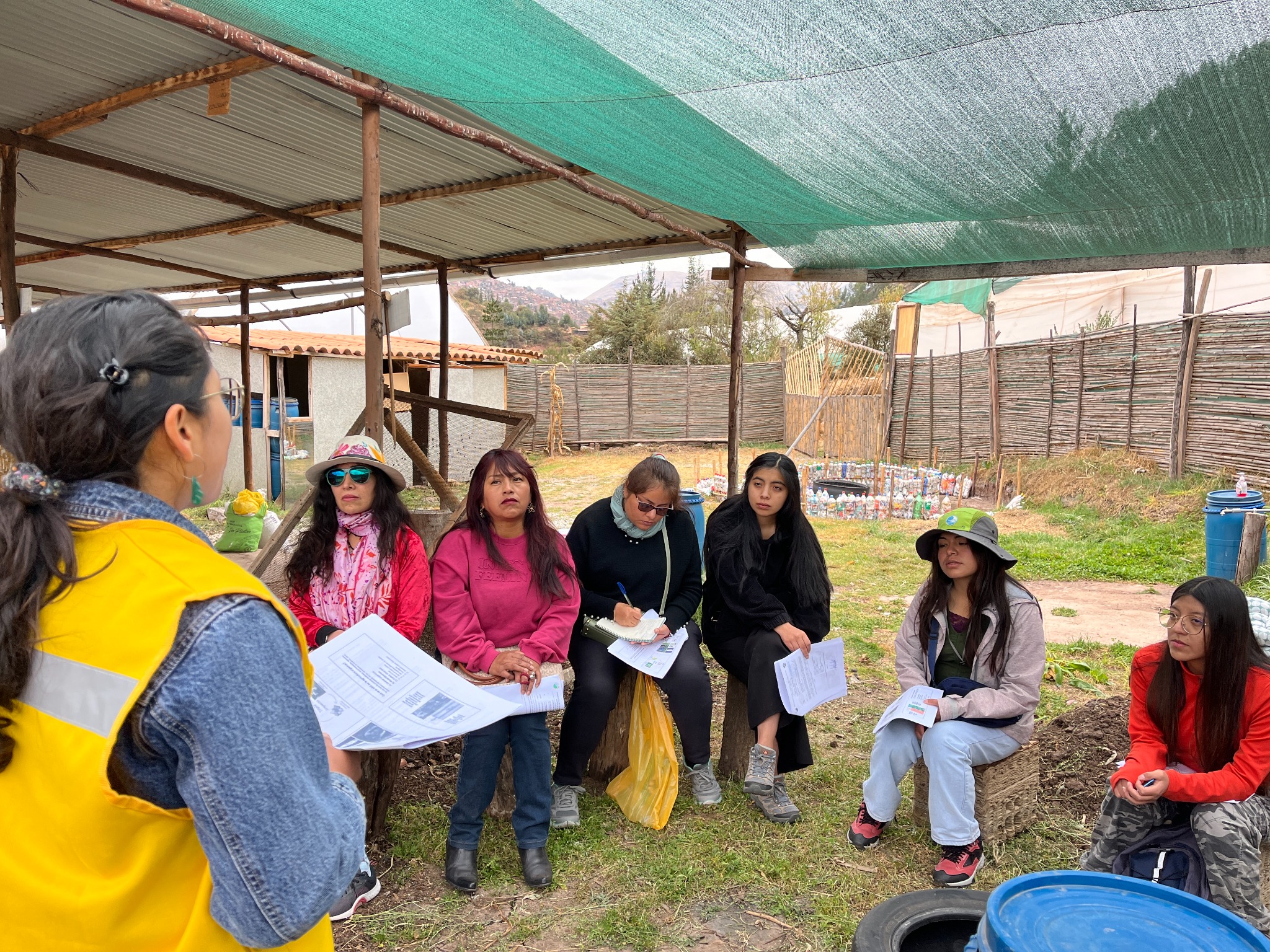 Participantes en taller de compostaje